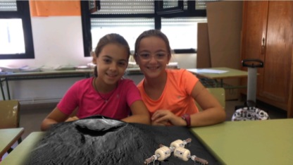 Alba y Elena con el crater de la luna.